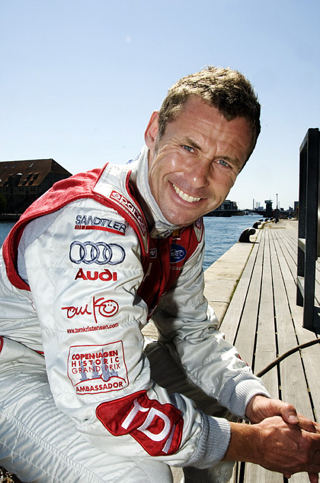 Tom Kristensen i den officielle Audi k redragt med CHGP logo p rmet