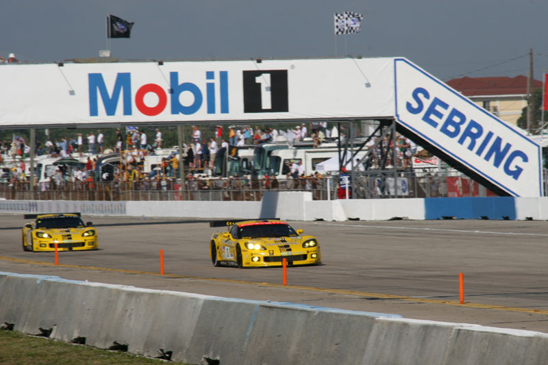 Jan Magnussen med hans teamkollega i hælene
(Foto: Motorsporten.dk)