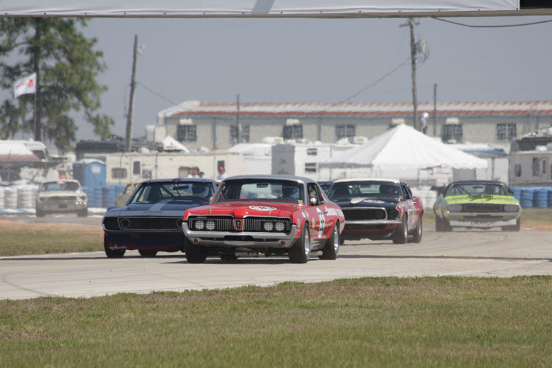 Der er også dyster i andre klasser på programmet - Her de rigtige rumlende, brumlende & tordnende amerikaner racere på vej rundt.
(Foto: Motorsporten.dk)