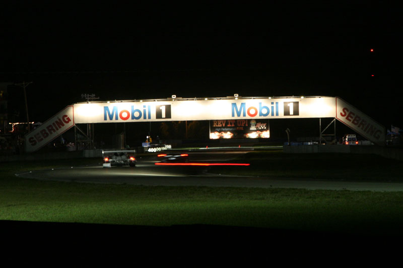 En overhaling i nattens mørke.
(Foto: Motorsporten.dk)