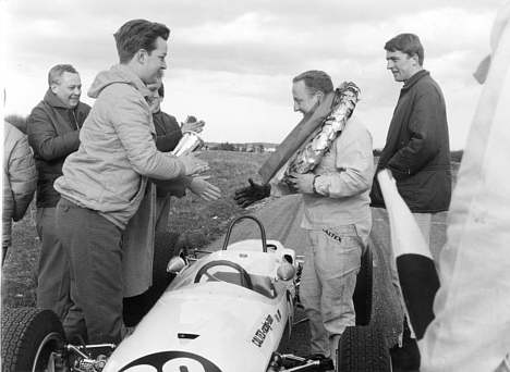 Ring Djursland anno 1967: Jens Christian Legarth overrækker pokal til den senere Formel 1-kører Kurt Ahrens jr.
