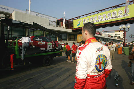 Fabrizio Giovanardi kigger på sin skadede Alfa Romeo racer.