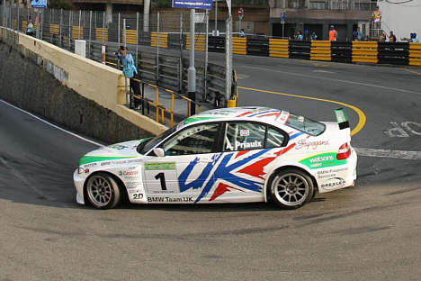 Andy Priaulx kan kunsten at sno sig rundt i Macaus gader.