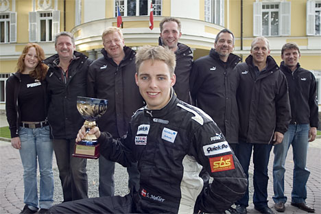 Team Aarhus Racing samlet foran Niels Brøchners slotshotel i Tjekkiet
