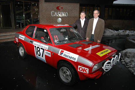 Lars Bækkelund (t.v.) og Arne Pagh har forberedt sig godt før årets Rallye Monte-Carlo Historique, hvor de deltager med denne Fiat 128 SL Coupé fra 1972.