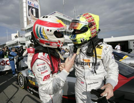 Tom Kristensen (tv.) sluttede DTM-sæsonen med at have en andel i Audis mesterskab, mens Jamie Green vandt finaleløbet på Hockenheim.