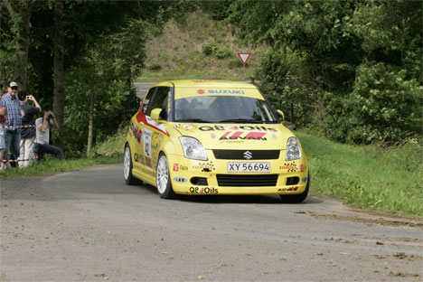 Kasper Nyman Andersen in action med den gule Suzuki Swift som lørdag d. 15. september bragte rallyteamet fra Brørup til tops på Bornholm i DM3