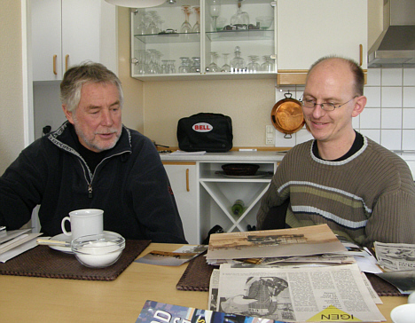 Efteråret 2008: Carl Erik og artiklens forfatter kigger Paris-Dakar billeder. Bell-tasken i baggrunden indeholder Tom's vinderhjelm fra Le Mans og blev overdraget til fatter i forbindelse med Copenhagen Classic Grand Prix i August. Gamle K dansende rundt og iført hjelmen var et kort, ubetaleligt øjeblik.
