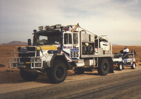 Paris-Dakar, 1. forsøg. Carl Eriks truck og Barry Lee's Metro parkeret i vejsiden.