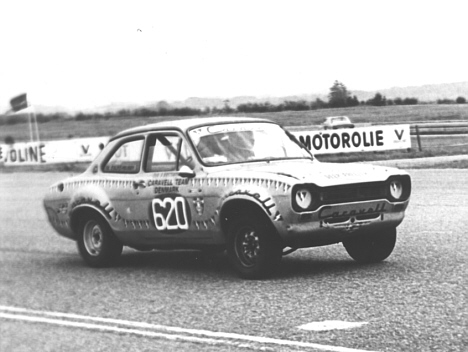 58,2 lød den nye banerekord for Special Saloon Cars, da der blev kørt DM-finale på Jyllands-Ringen 1974. I tilgift fulgte mesterskabstitlen med hjem til Hobro.