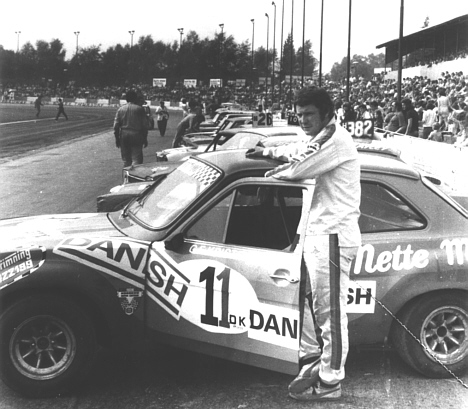 Escort Kalle klar til start i engelsk Hot Rod-løb ..hvor næsten alle andre også kørte Ford Escort!