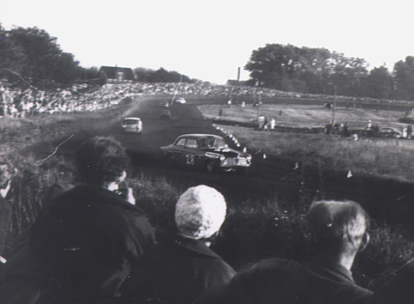 Fangelbanen på Fyn afviklede et uofficielt DM-løb på jordbane i 1969. Her er Carl Erik Kristensen på vej mod trofæet i den store standardvognsklasse, mens masser af tilskuere ser på.