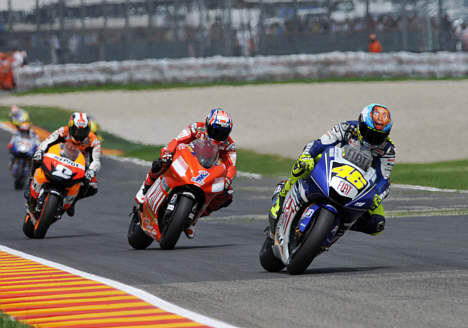 Valentino Rossi er helt på toppen efter at han i søndags kørte sin Fiat Yamaha til sejr for tredje gang i træk. På søndag er han selvsagt favorit i Catalunya Grand Prix i Barcelona, selvom han næppe får det så let som sidst. På billedet fører Rossi foran de unge rivaler, Stoner og Pedrosa.
