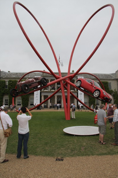 Festivalen har hvert år en fantastisk skulptur foran Lord March’s knaldhytte. Denne gang var det Alfa Romeo der fejrede 100 år.