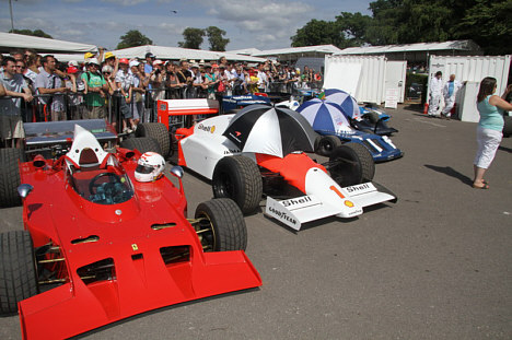 Ferrari, McLaren, Tyrrell, Williams og Matra. Klassiske F1 biler – og de ser stadigt herregodt ud.