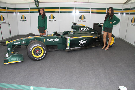 Den nye Lotus fra 2010. Bilen var konstant ”bevogtet”. Vagterne så dog yderst sympatiske ud.