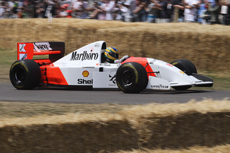 Senna junior kørte i den McLaren MP 4/8 Senna senior kørte i 1993.