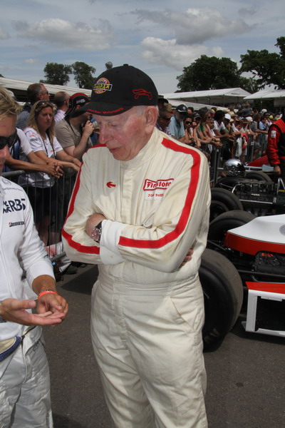 John Surtees. Stadig det eneste menneske på den her planet der blev verdensmester på både 2 og 4 hjul!
