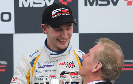 Johan Jokinen er til stede på udstillingen, hvor han vil præsentere sin Formel 2-planer for i år.