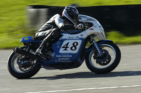 Aarhus Motor Klub har flere historiske motorcykler med på udstillingen som denne Triumph Trident, der køres af Jens Krohn fra Tilst.