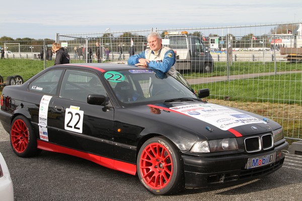 Anders T. Jensen og hans BMW, efter et nervepirrende løb om 1. pladsen i klassen på Padborg Park
(Foto: Anni Hansen)