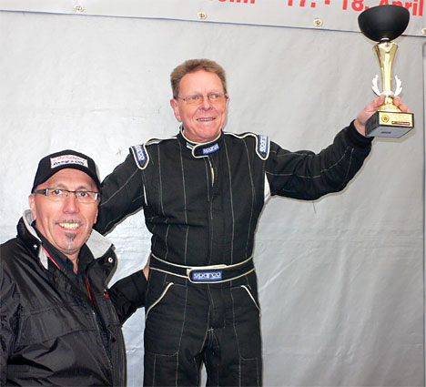 Jørgen Hansen med Pokal på Oschersleben og serienmanager Ger