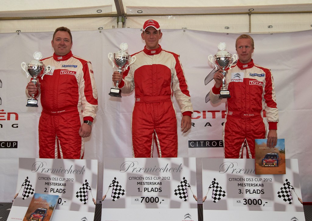 Vinderen af DS3 Cup mesterskabet Rasmus Klarskov flankeret af nr. 2, Torben Jørgensen og nr. 3, Martin Gøtsche på sejrspodiet efter det afsluttende løb.