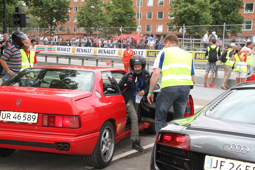 En af de unge piger som valgte at blive kørt banen rundt i en af de mange flotte klassiske biler, en oplevelse hun sent glemmer.
(Foto: Motorsporten.dk)