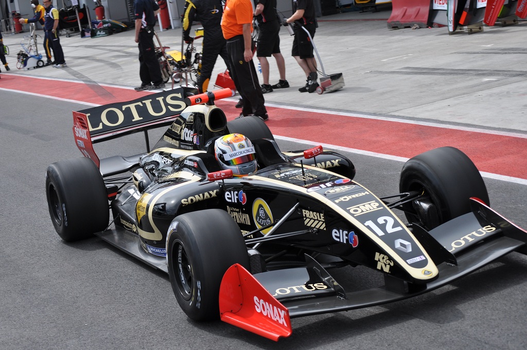 Marco Sørensen i sin Renault i pitten