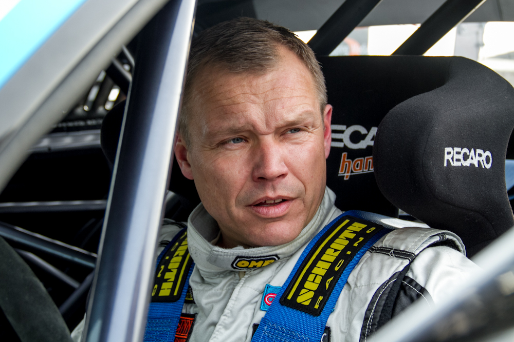 Christian Siepmann er klar til kamp med sin nye racerbil.
(Foto: Gripping Media)