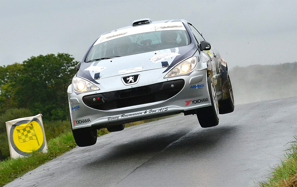 Trods regn og glatte veje trivedes Rasmus Sørensen og Peter Egholm fint i Peugeot-teamets 307 CC ved årets næstsidste runde af det danske rallymesterskab