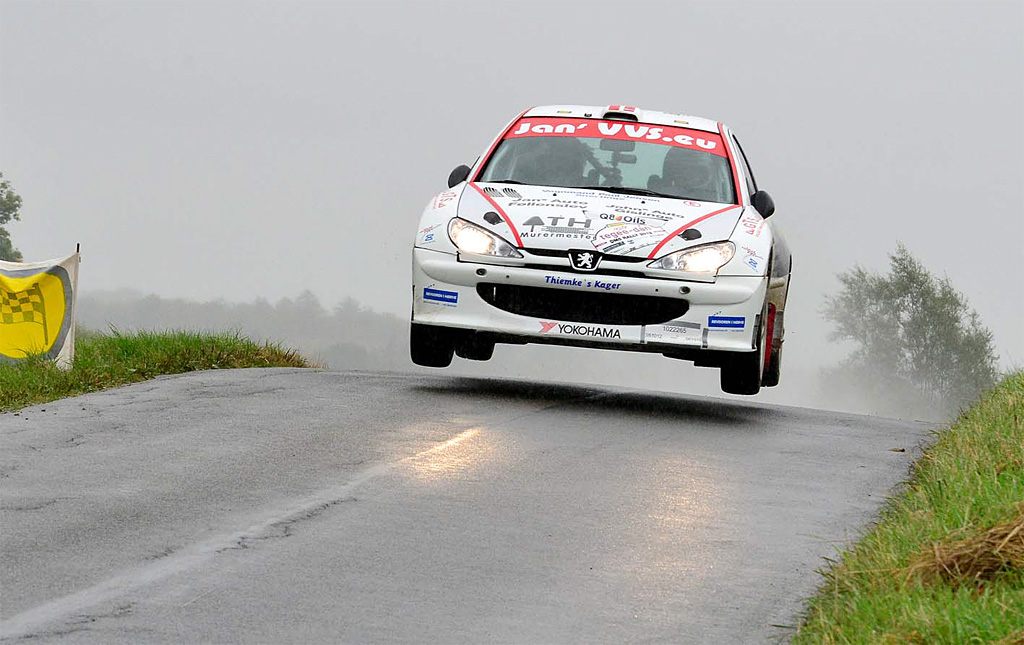En lidt for hård landing efter flyveturen på løbets femte hastighedsprøve ødelagde koblingen i Vallentin-brødrenes Peugeot, så de fik ingen DM-point i semifinalen