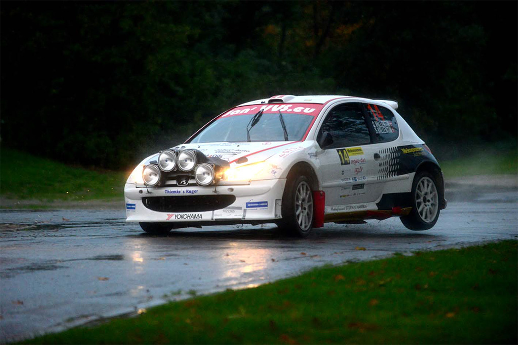 Der blev kørt stærkt fra den første meter i årets næstsidste DM-rally i Roskilde. Her er Simon og Sune Vallentin på tre hjul i et af svingene på Roskilde Dyrskueplads