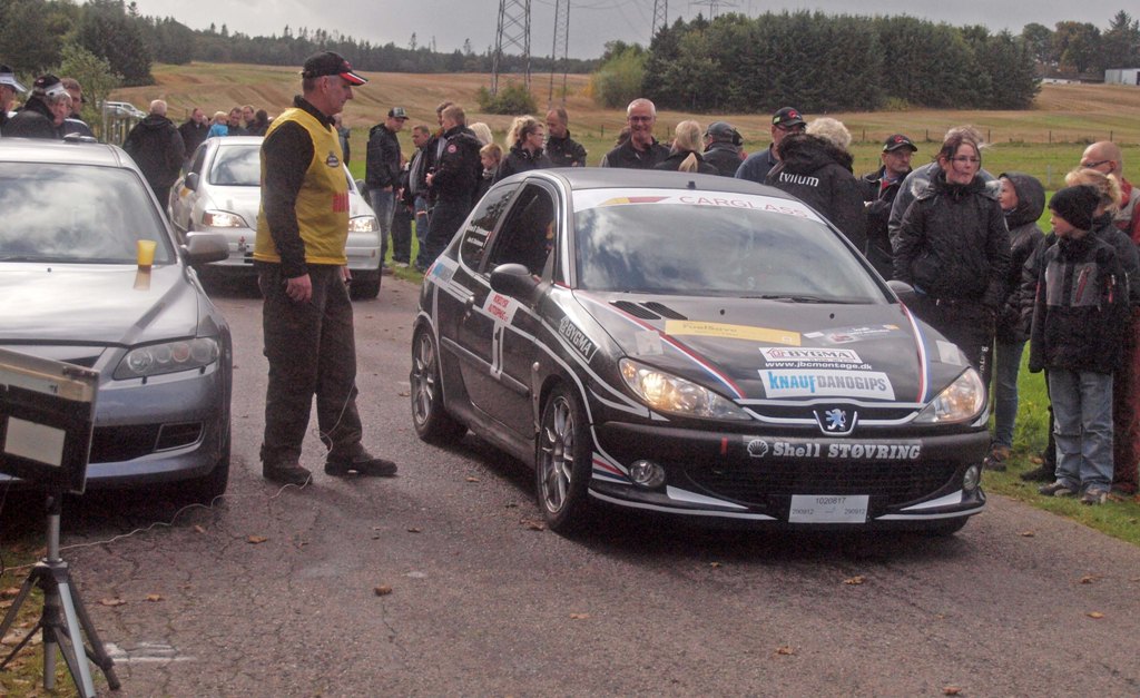 MNJ’erne: John og Johnni B. Christensen starter ud på en hastighedsprøve i Shell Mini Rally 2012.
(Foto: Åge Kirketerp Jensen)