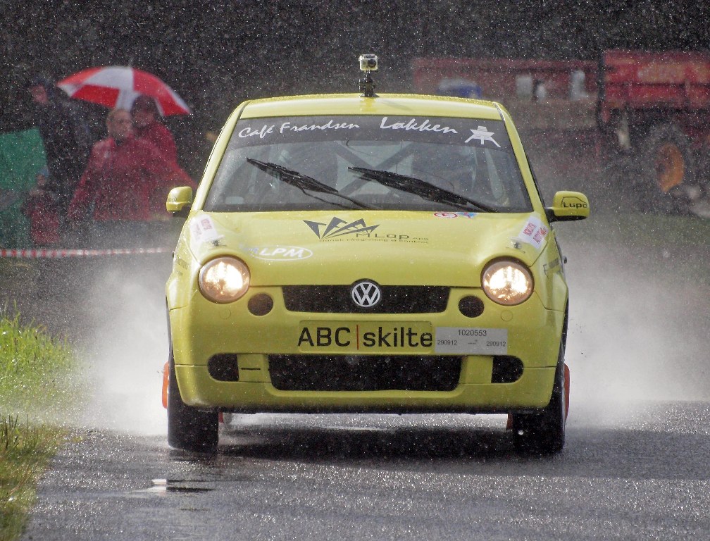 Per Mikkelsen og Fritz Grove Nielsen i VW Lupo GTI var blandt deltagerne, som blev overrasket af de spredte regnbyger.
(Foto: Åge Kirketerp Jensen)