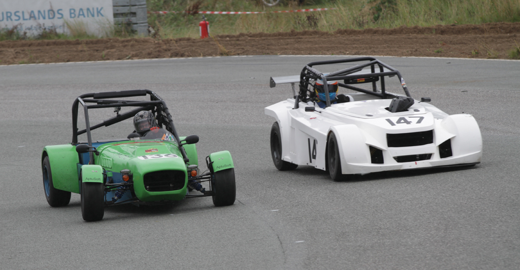 Mikkel Holch(136) overhaler Dan Nicolaisen(147)
(Foto: Motorsporten.dk)