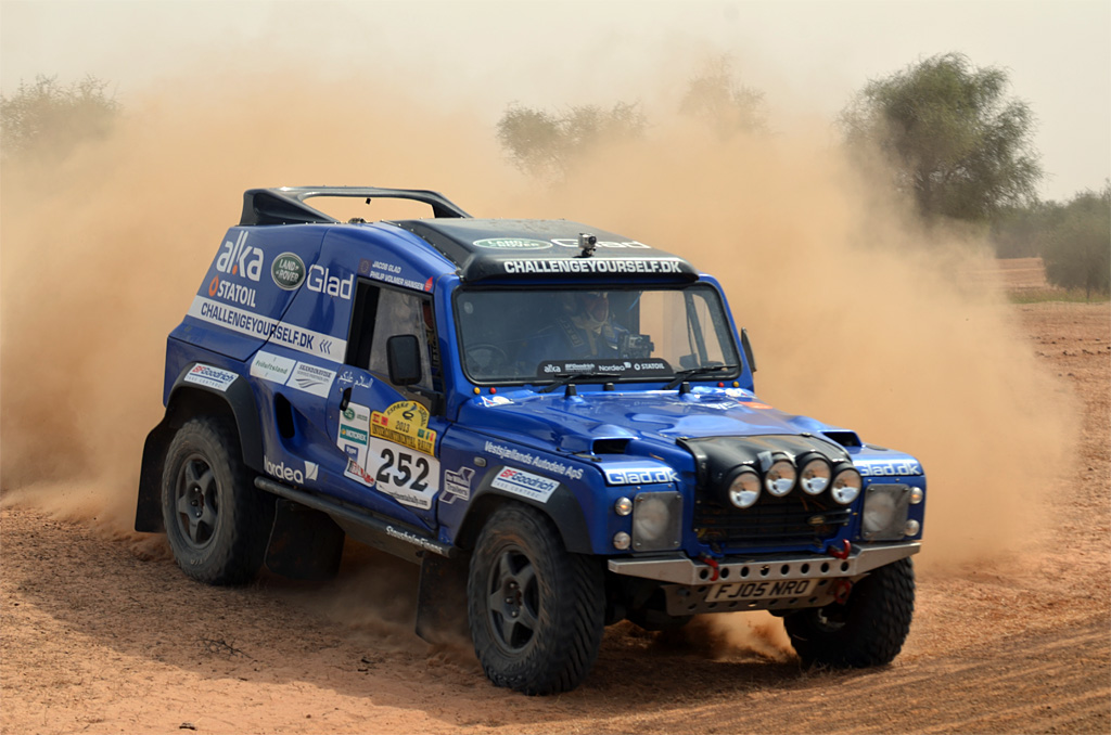 Jacob Glad og Philip V. Hansen på vej til mål ved Dakar i deres QT Bowler Wildcat efter 5000 kilometer fra Sydspanien til Senegal