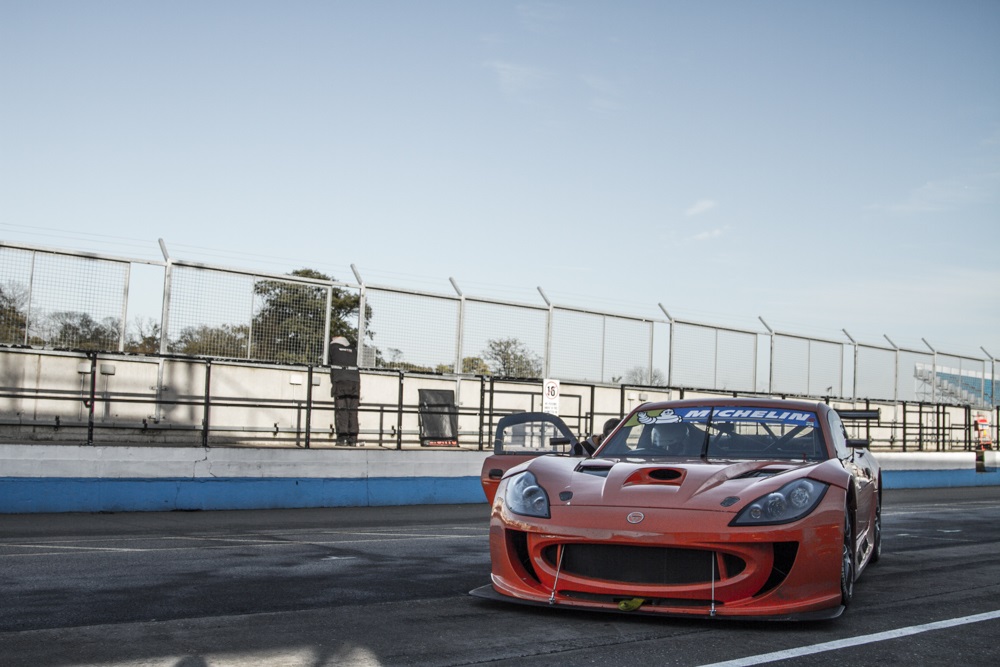 En Ginetta magen til denne holder og venter på Morten hos Century Motorsport
(Foto: Gripping Media)