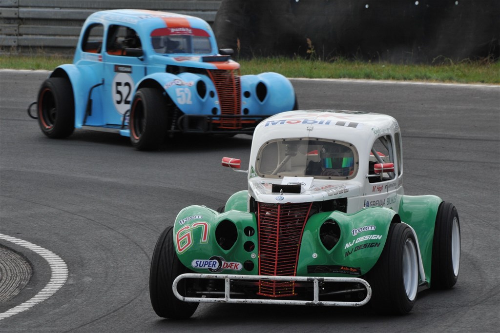 Er den af disse biler, som vinder skønhedskonkurrencen? Martin Høgh og Sorba Taus Kidmose deltager i OK Mobil 1 Legend Car Cup med biler i anderledes design.