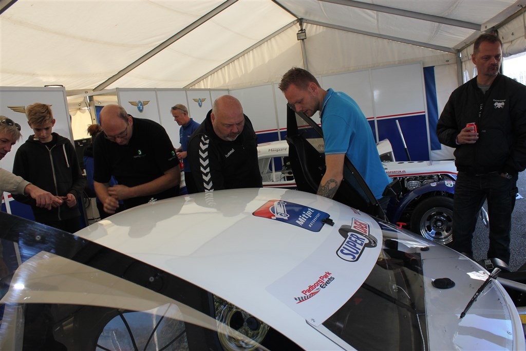 Hele lørdagen var der stor interesse om den nye bil, som Frederik skal køre i den kommende sæson
(Foto: Motorsporten.dk)