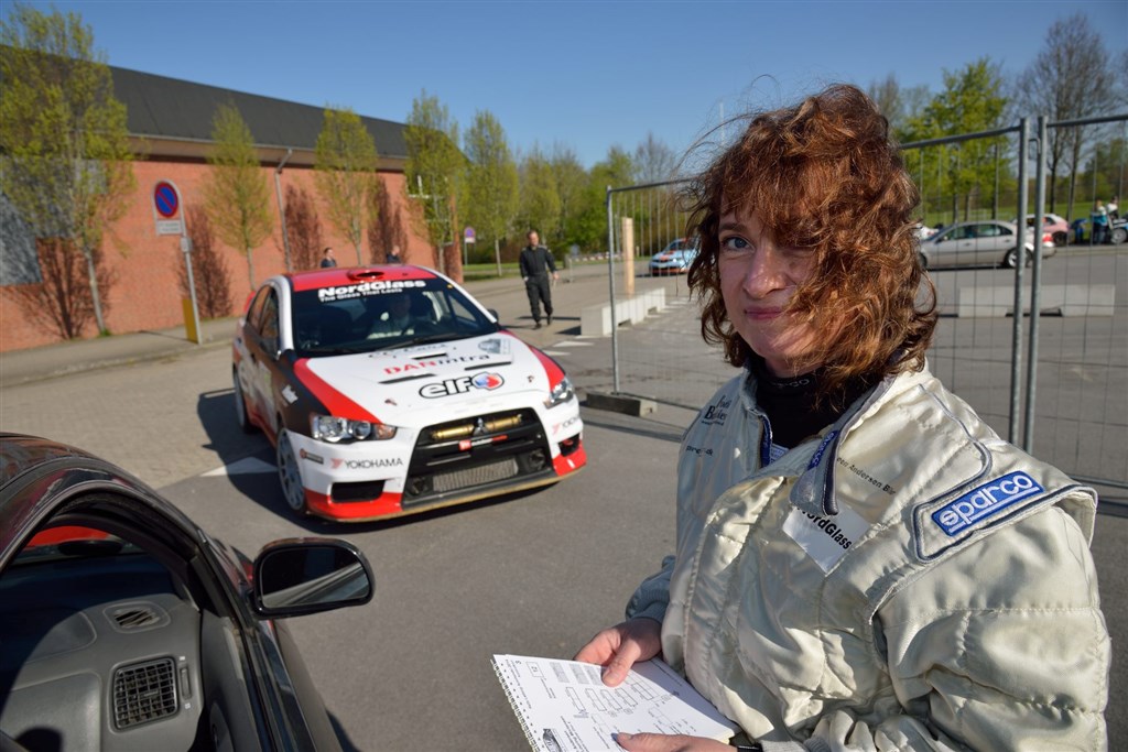 Iben Louring får noteret ankomsttid, mens Steen Andersen kører Mitsubishien ind i kontrolzonen ved pausen i Rally Læborg Autohandel
(Foto: Michael Eisenberg)