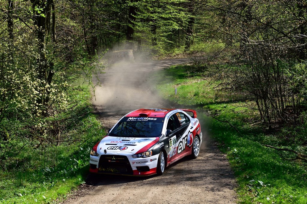 Steen Andersen 1 drifter sin Mitsubishi gennem et sving på hastighedsprøven i Egtved Skov
(Foto: Michael Eisenberg)