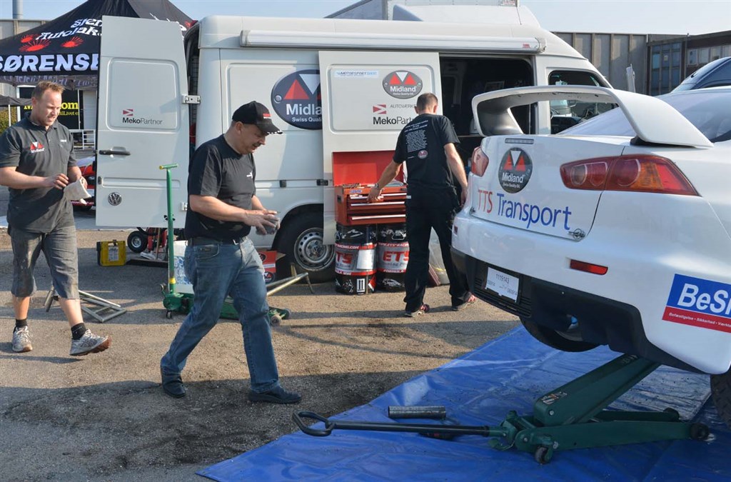 Henning Christoffersen, Mads Boutrup og Michael Thomsen havde både før og under weekendens rally travlt med at holde Tim Svanholt og Carina Møller kørende