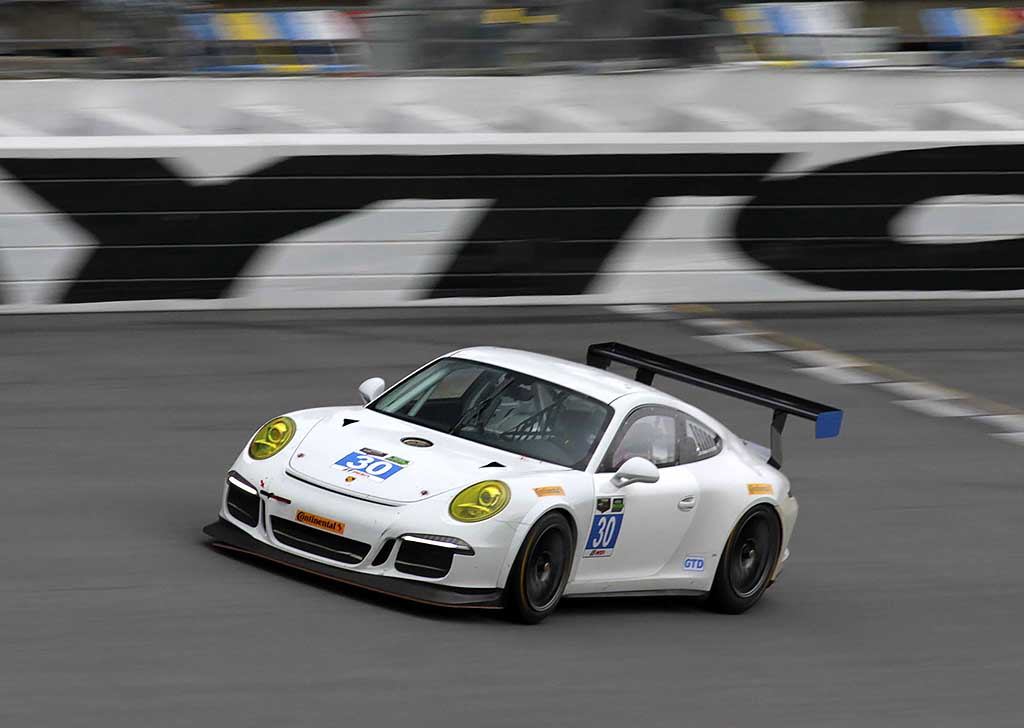 Christina Nielsen kører meget stærkt i den nye Porsche
(Foto: Martin Spetz)