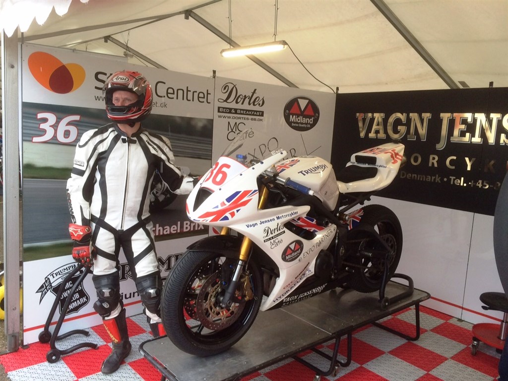 Michael Brix klar til løb på sin Triumph Daytona 675