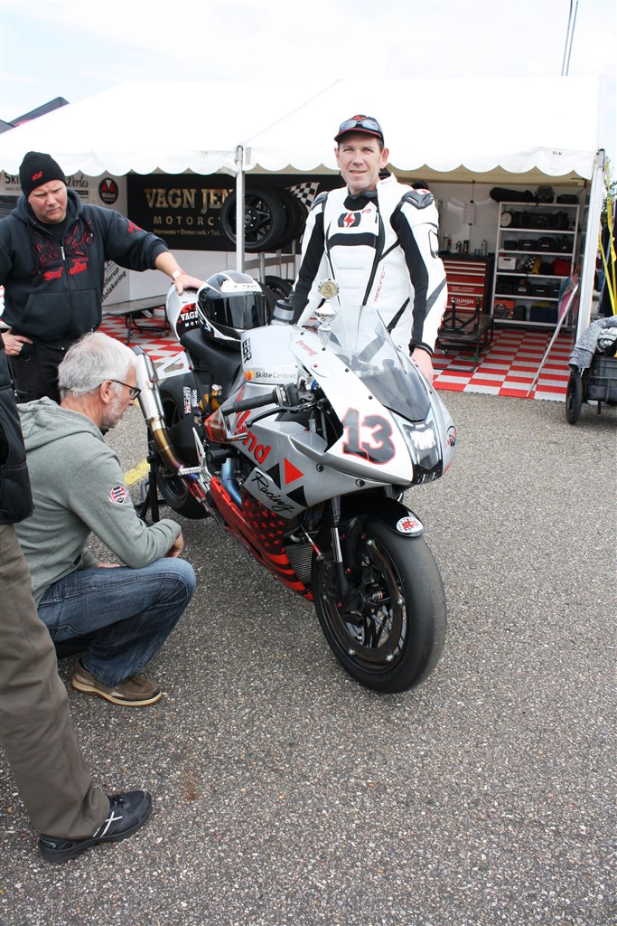 René Prang og mekaniker Torben Almind (stående) med EBR 1190 RX raceren.