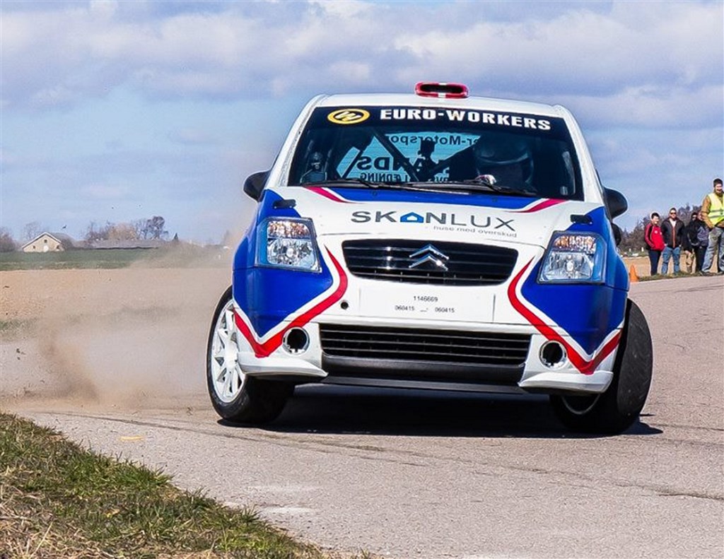 Simon Larsen i perfekt 4-hjuls drift