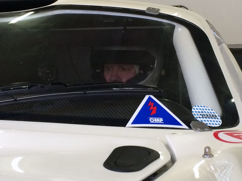 Andreas koncentrerer sig i bilen
