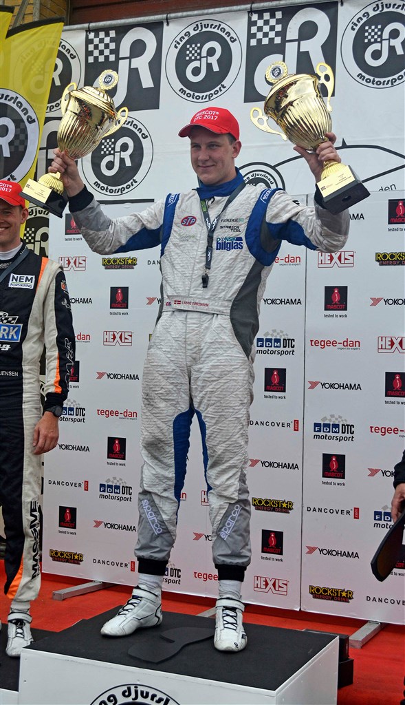 Lasse L. Sørensen fik pokal både for finalesejren og sejren i U21-klassen på Ring Djursland