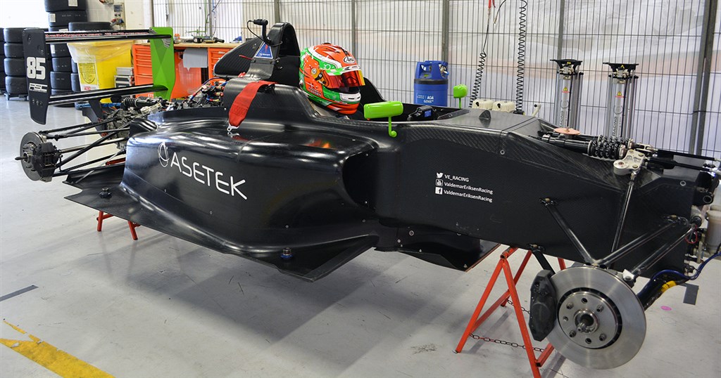 De sidste justeringer inden Casper T. Hansen skulle på Circuit de Barcelona Catalunya i den lejet Formel 4.
